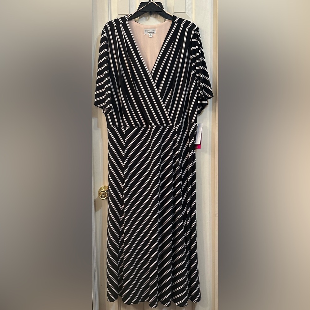 NWT Signature by Robbie Bee Black/White Short Sleeve Wrap MIDI Dress, Size 3X